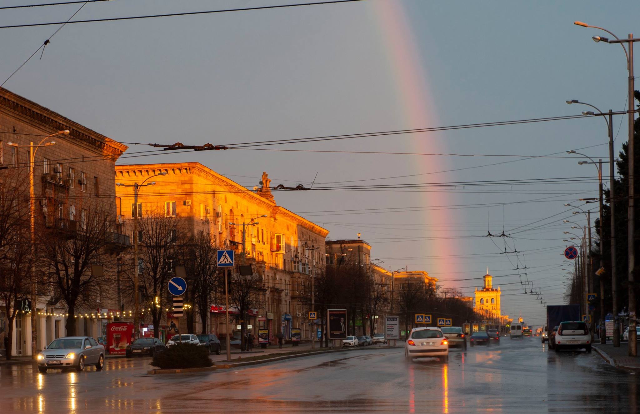 В сети появились уникальные снимки первой весенней радуги в центре Запорожья (ФОТО)