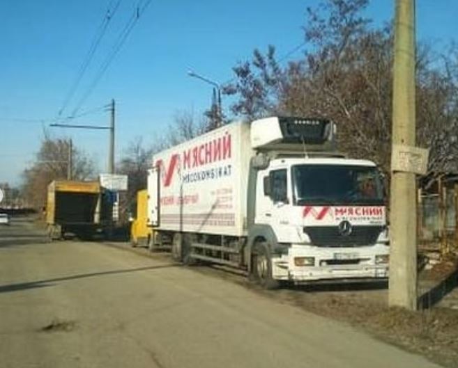 Соцсети: в Запорожье водители фур сливают отходы на дорогу (ФОТО)