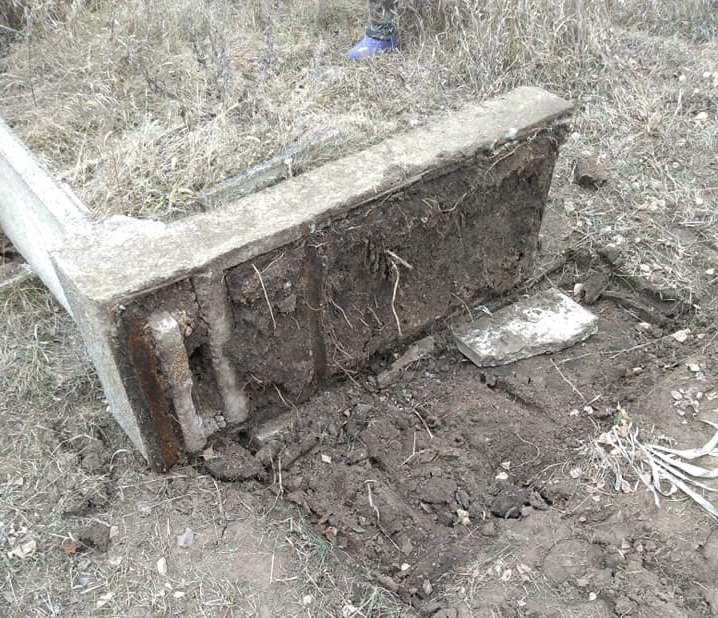 В селе под Запорожьем вандалы разгромили кладбище: опубликованы ФОТО