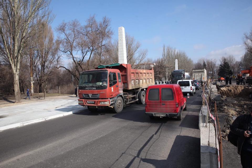 В Запорожье открыли движение по важному путепроводу (ФОТО)