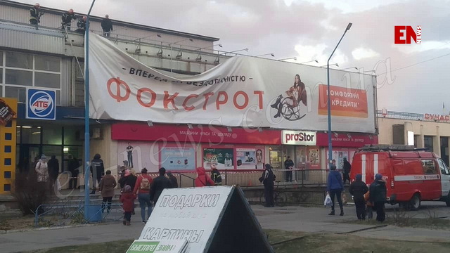 В Запорожской области ветер сорвал огромный рекламный баннер (ВИДЕО)