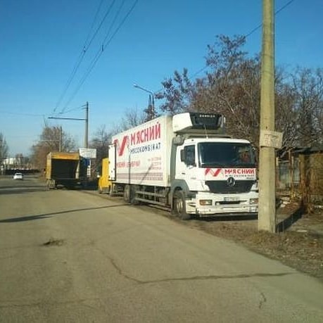 В Запорожье поставщики мяса регулярно свинячат под заборами горожан (ФОТО)