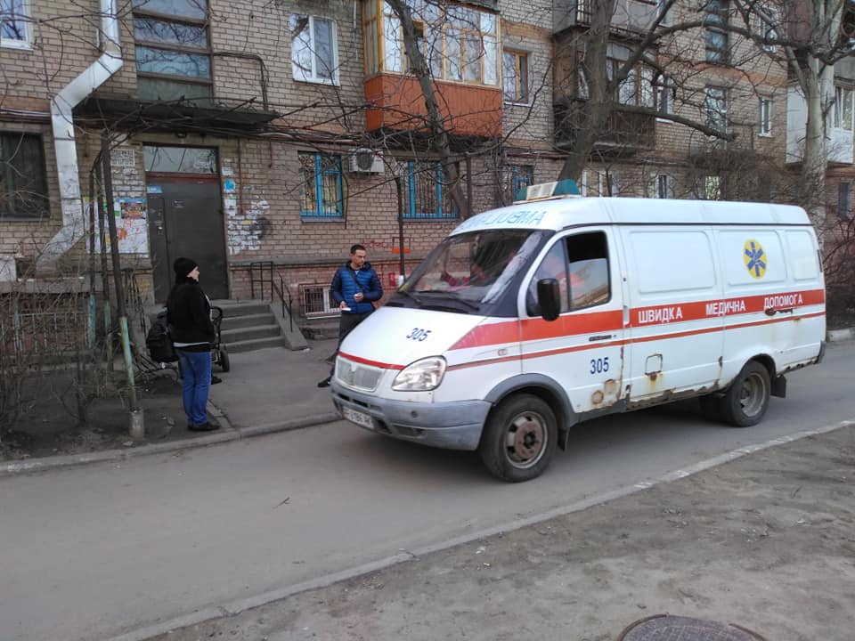 В Запорожье на Космосе на девушку набросилась бездомная собака (ФОТО)