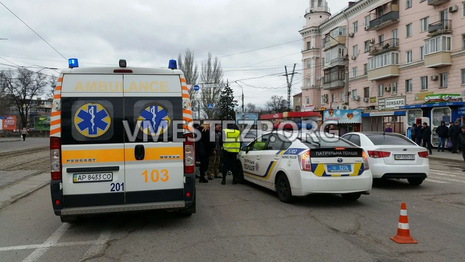 В Запорожье на пешеходном переходе сбили молодых девушек (ФОТО)