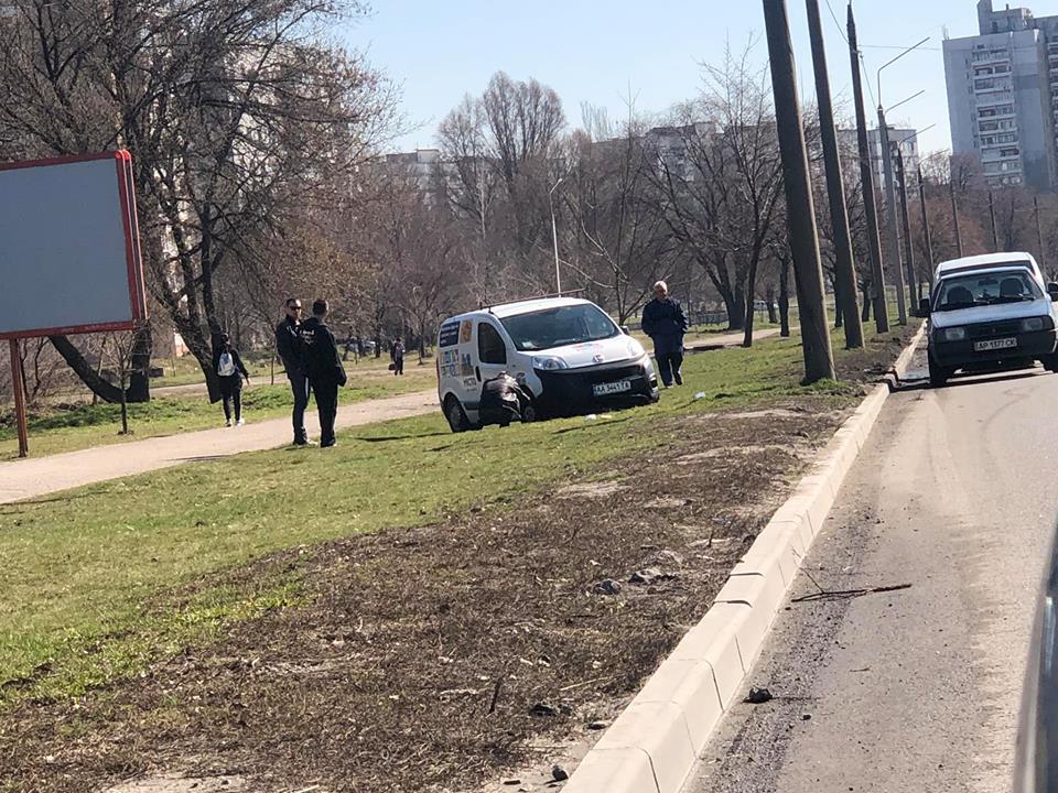 В Запорожье на набережной коммунальная машина вылетела на обочину (ФОТО)