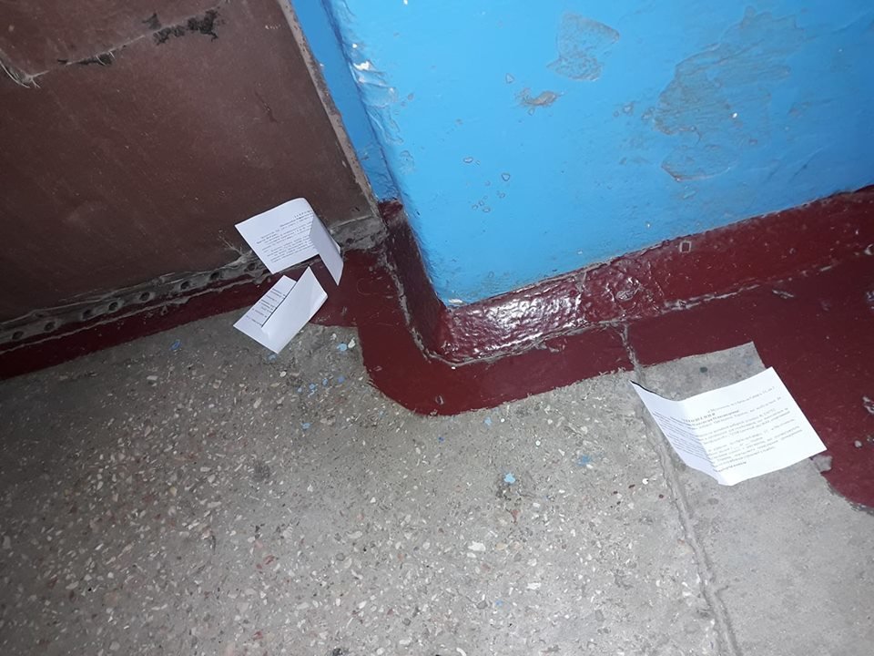 В Запорожской области пригласительные на выборы разбрасывают под двери (ФОТОФАКТ)