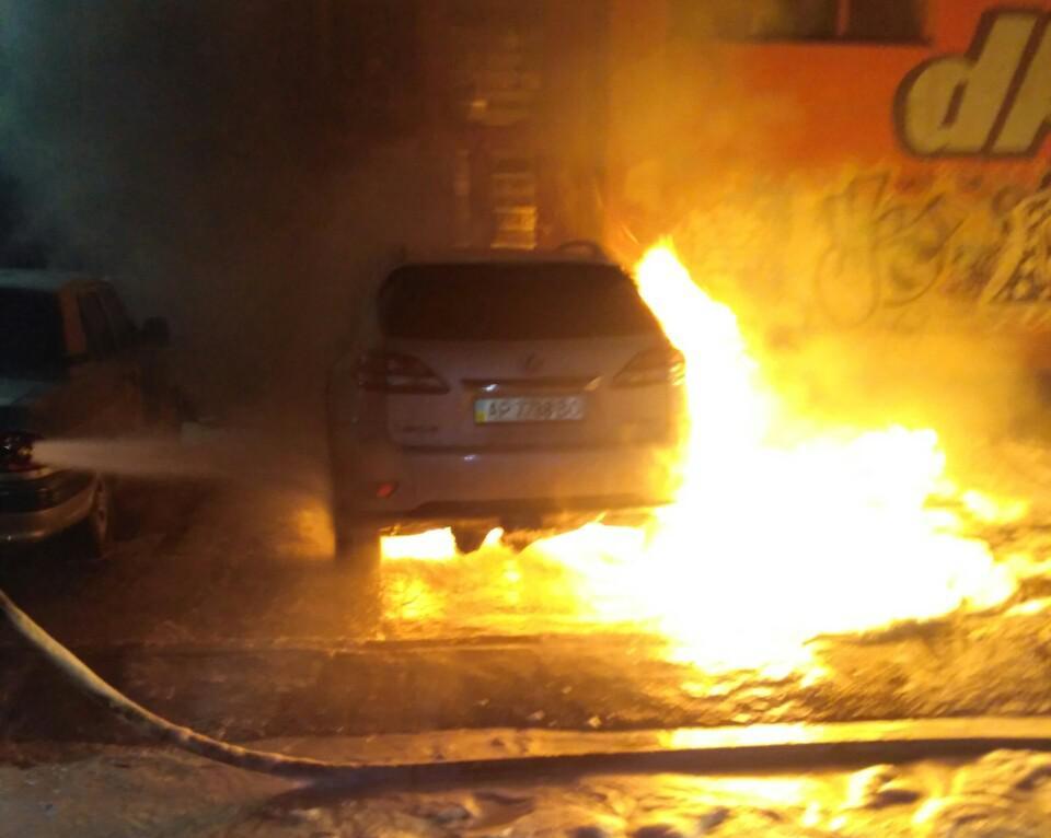 В Запорожье на закрытой парковке сгорел Lexus: подробности (ФОТО, ВИДЕО)