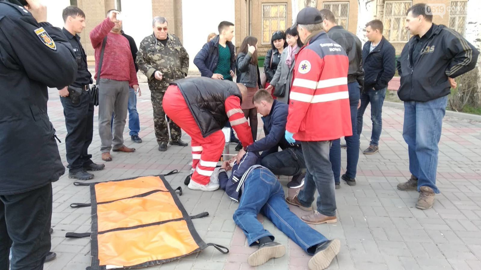 В Запорожской области на избирательном участке мужчина упал и разбил голову (ФОТО)