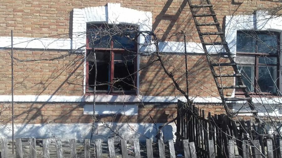 В Запорожской области соседи вытащили из горящего дома женщину (ФОТО)