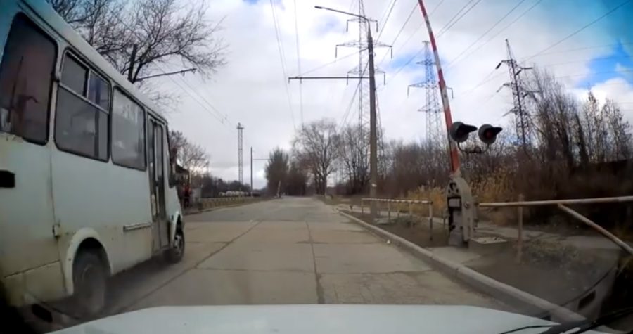 В Запорожье водитель маршрутки проскочил на красный через ж/д переезд (ВИДЕО)