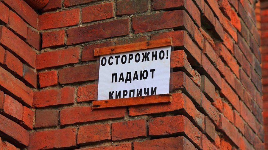 В центре Запорожья часть фасада жилого дома рухнула прямо под ноги прохожему