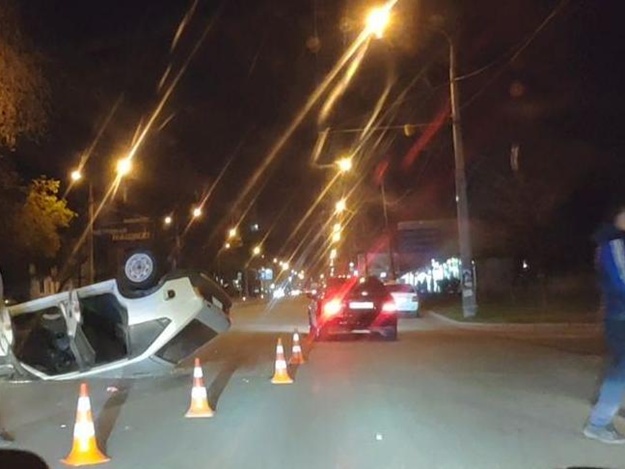 В Запорожье на Победе легковушка опрокинулась на крышу (ФОТО)