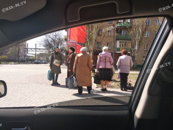 В Запорожской области на улицу вышли люди с советскими флагами (ФОТОФАКТ)
