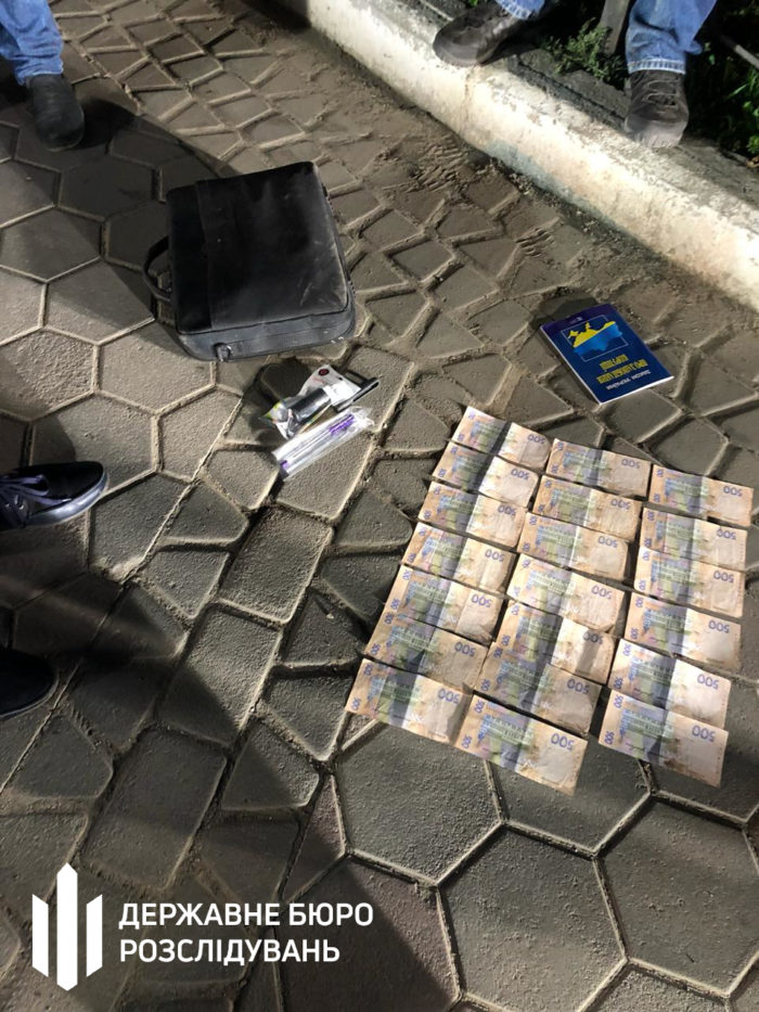 В Запорожской области очередной налоговик попался на взятке (ФОТО) 3 В Запорожской области очередной налоговик попался на взятке (ФОТО)