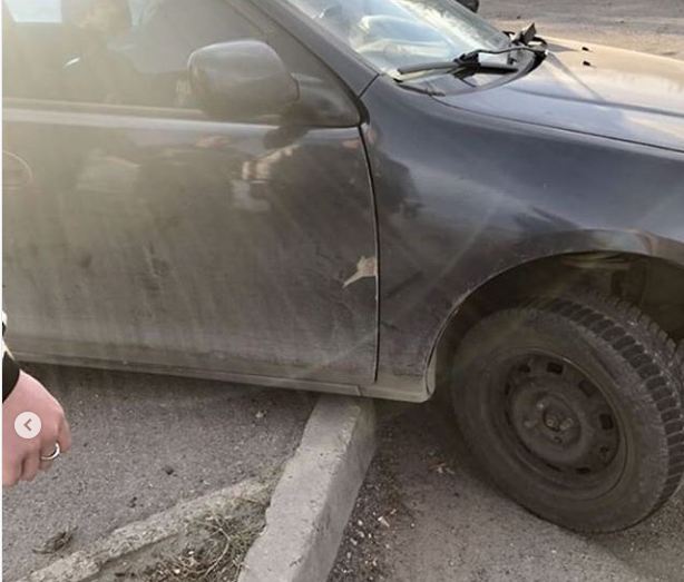 В Запорожье легковушка застряла на тротуаре: опубликованы ФОТО и ВИДЕО 2 В Запорожье легковушка застряла на тротуаре: опубликованы ФОТО и ВИДЕО