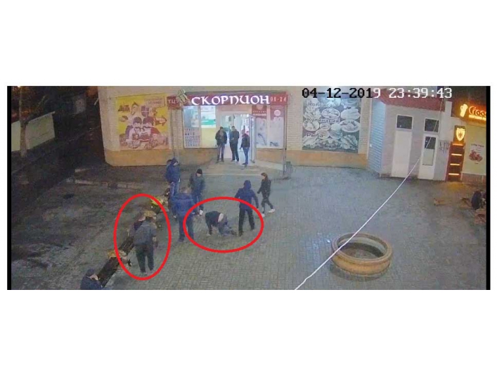 Драка возле круглосуточного магазина: появилось видео