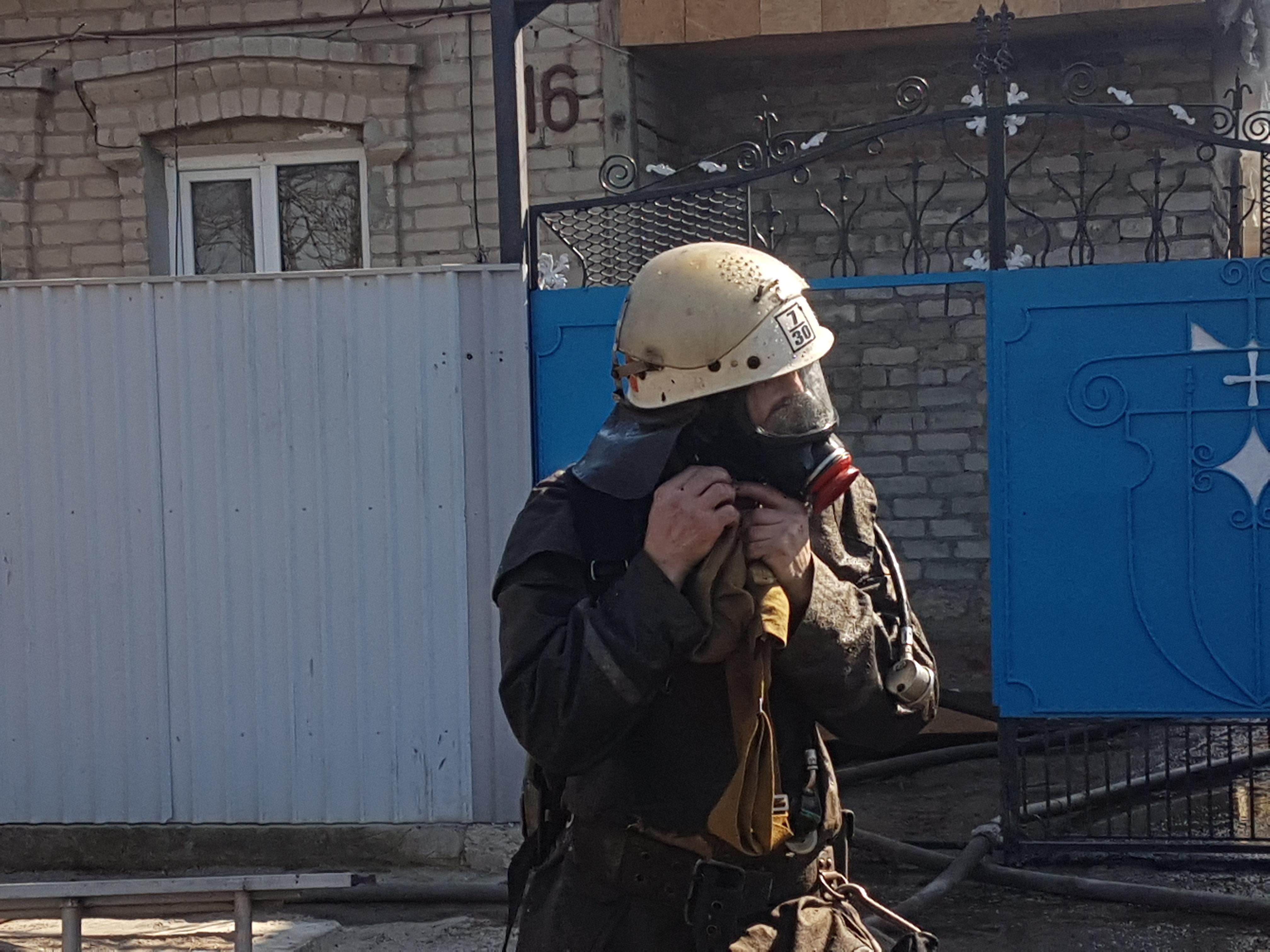 На запорожском курорте из горящего дома доставали женщину (ФОТО)
