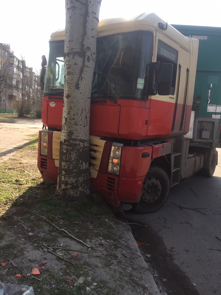 В Запорожье фура врезалась в легковушку, а после этого - в дерево (ФОТО)