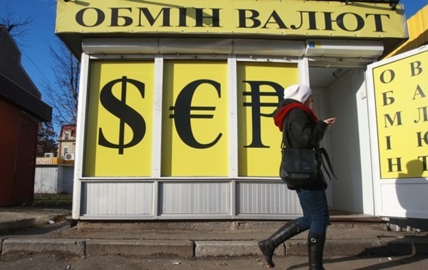 В украинских банках снизился курс доллара: с чем это связано