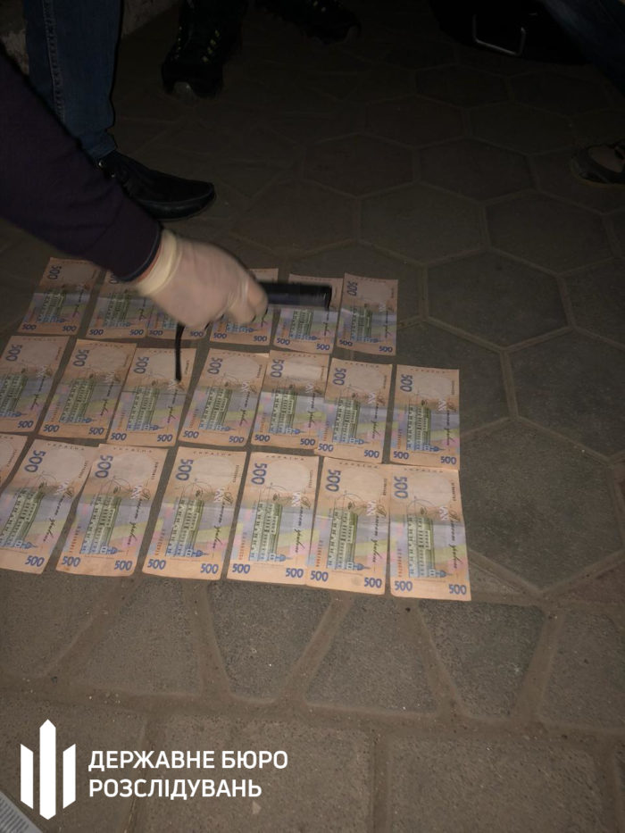 В Запорожской области очередной налоговик попался на взятке (ФОТО) 2 В Запорожской области очередной налоговик попался на взятке (ФОТО)