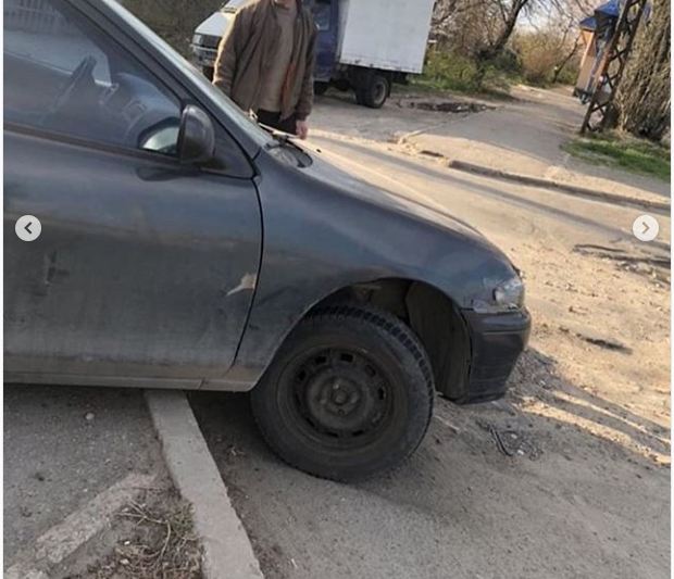В Запорожье легковушка застряла на тротуаре: опубликованы ФОТО и ВИДЕО 3 В Запорожье легковушка застряла на тротуаре: опубликованы ФОТО и ВИДЕО