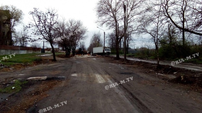 В Запорожской области многотонная фура застряла в ловушке коммунальщиков (ВИДЕО, ФОТО)