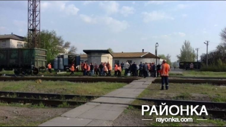 Под Запорожьем прямо на пешеходном переходе съехал с рельсов локомотив
