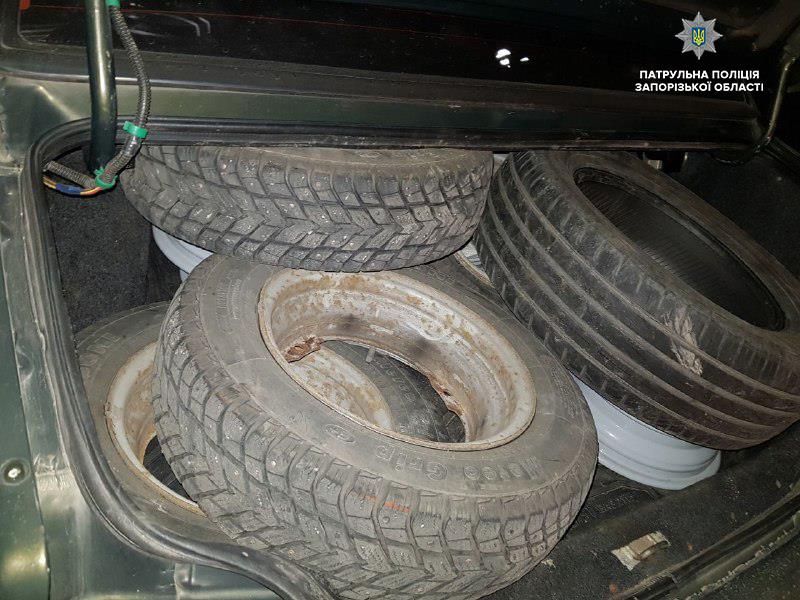 В Запорожье ночью с нескольких припаркованных авто сняли колеса (ФОТО)