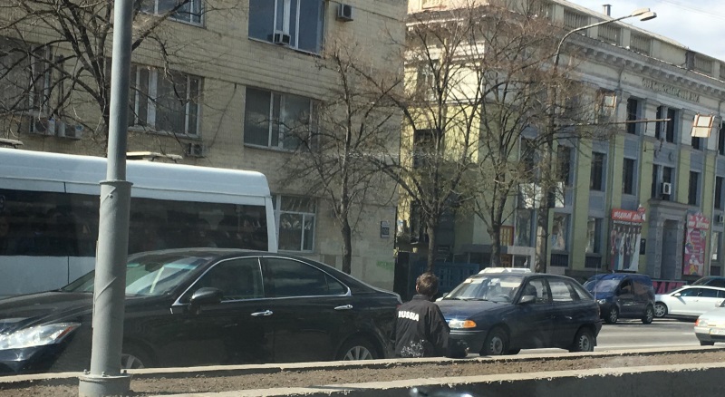 В центре Запорожья заметили безногого попрошайку с надписью Russia