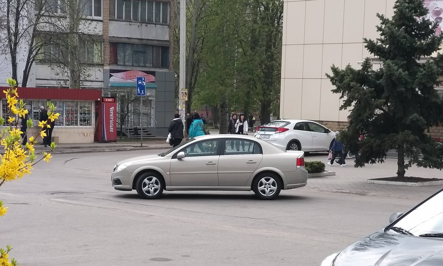 Автомобиль-беглец: в Запорожье машина уехала без водителя (ВИДЕО)