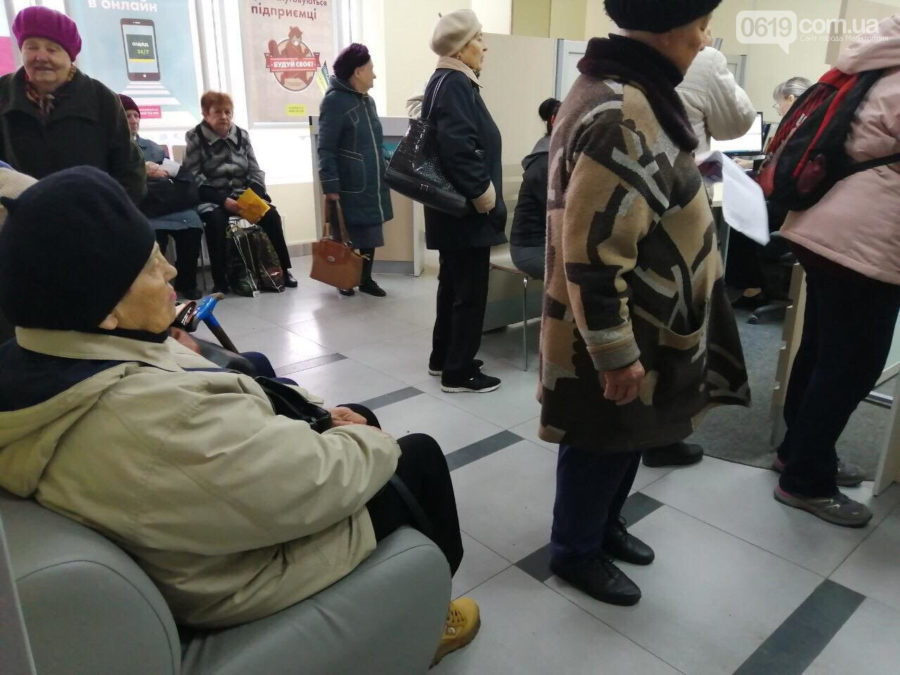 В Запорожской области в отделениях одного из банков образовались очереди: люди ждут часами (ФОТОФАКТ)