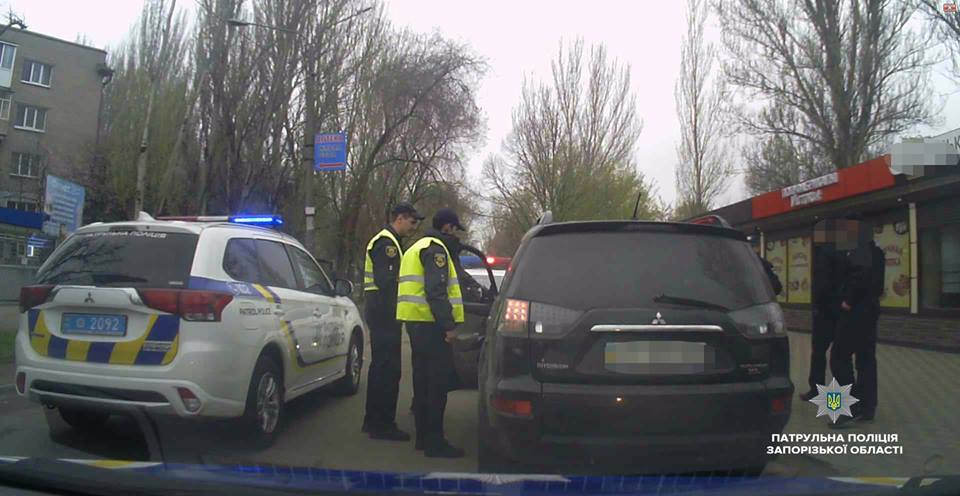 В Запорожье несколько экипажей патрульных устроили погоню за внедорожником