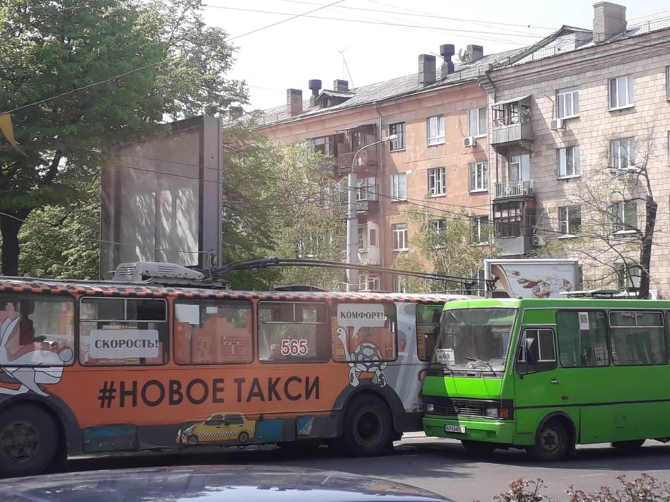 В центре Запорожья пассажирский автобус столкнулся с троллейбусом (ФОТО)