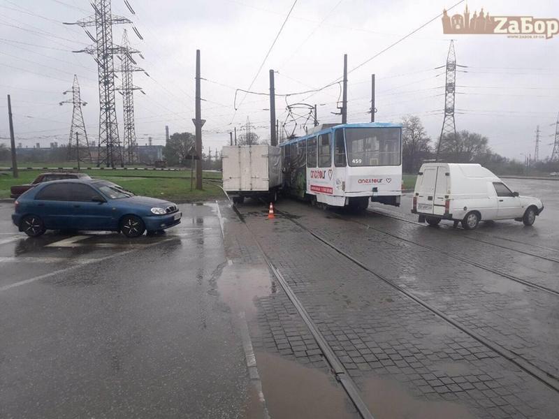 В Запорожье трамвай угодил в ДТП (ФОТО)