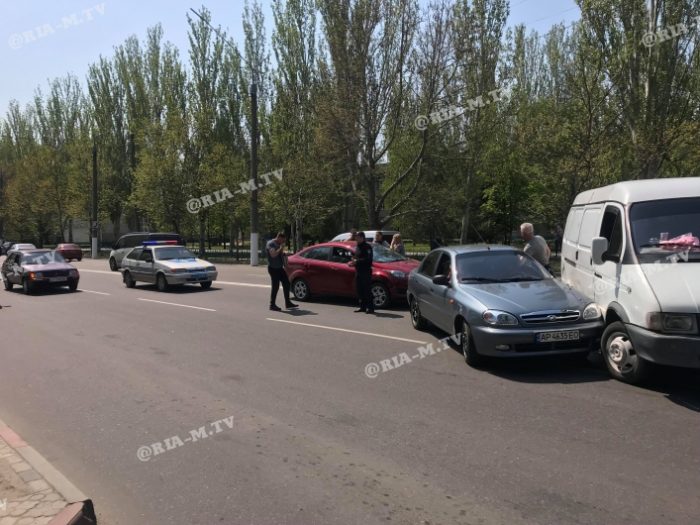 Под Запорожьем столкнулись Lanos и микроавтобус: водители устроили разборки (ВИДЕО, ФОТО)
