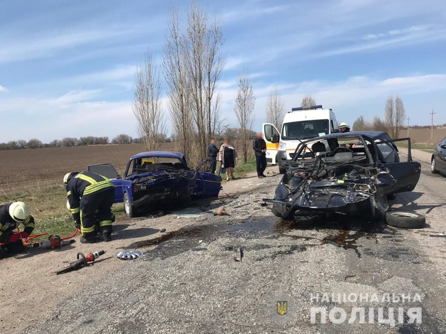 Смертельное ДТП на трассе под Запорожьем: автомобили вдребезги, двое погибших (ФОТО)