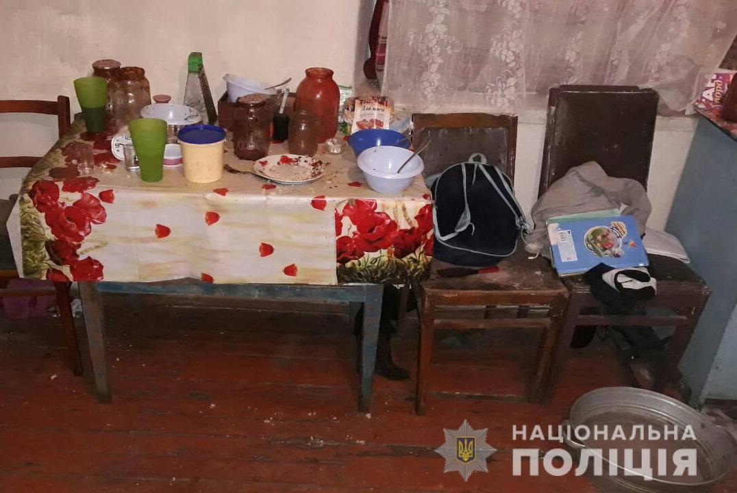 Грязная посуда и старые вещи: в Запорожской области полицейские проверили неблагополучные семьи (ФОТО)
