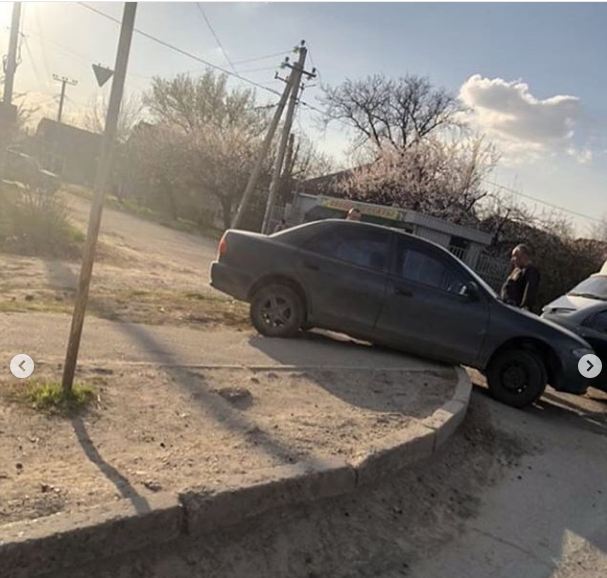 В Запорожье легковушка застряла на тротуаре: опубликованы ФОТО и ВИДЕО