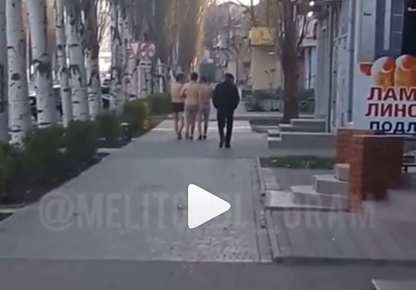 В Мелитополе прохожие заметили в центре города троих полураздетых парней (ВИДЕО)