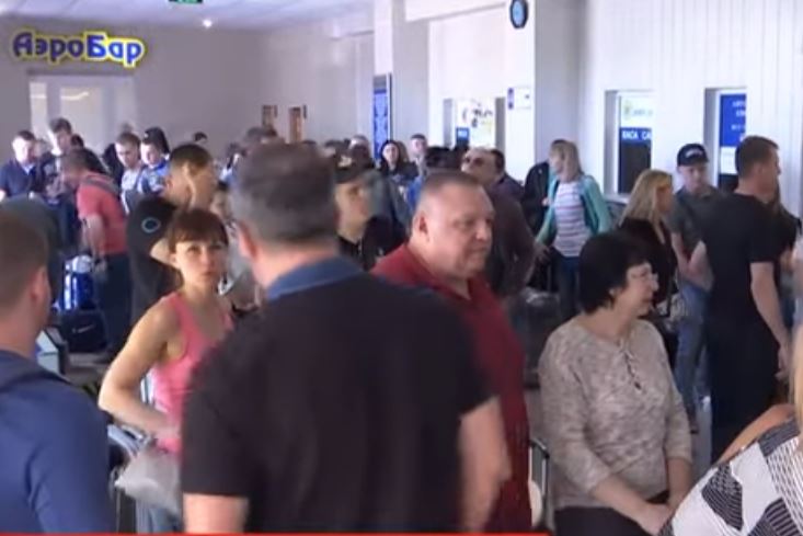 В Запорожье сотни пассажиров на двое суток застряли в аэропорту (ВИДЕО)