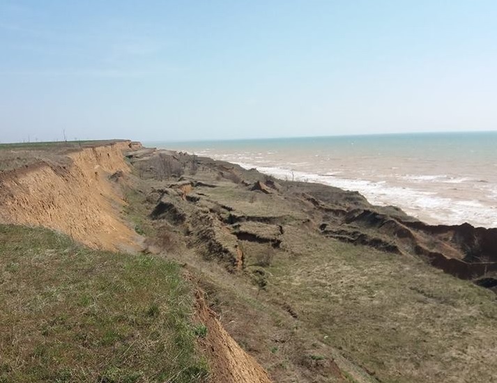 На запорожском курорте море разрушает берег возле ветряков (ВИДЕО, ФОТО)