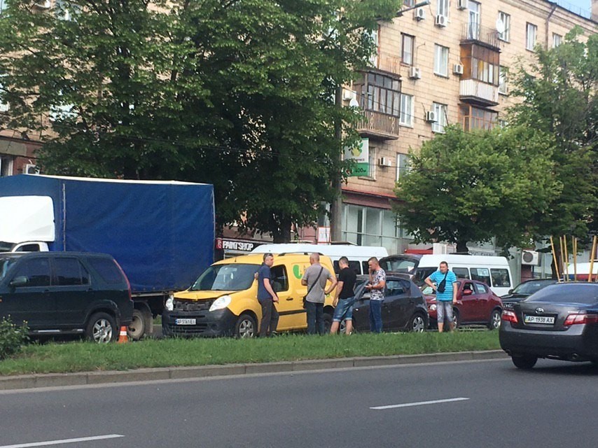 В центре Запорожья произошло масштабное ДТП: на проспекте образовалась пробка (ФОТО)