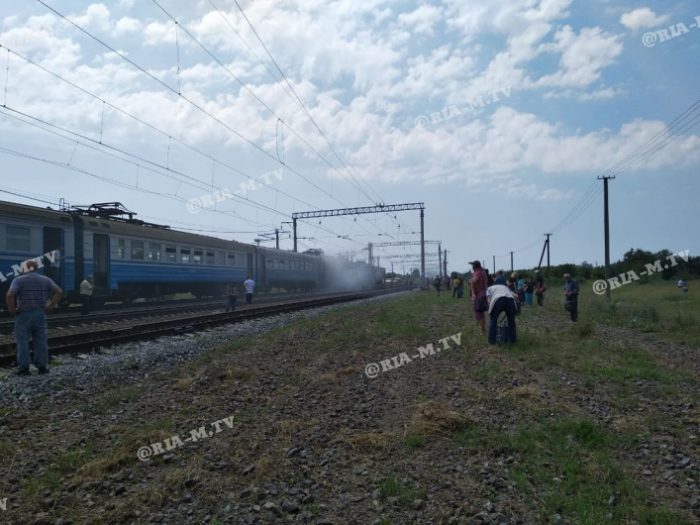 В Запорожской области произошло ЧП в электричке: людей высадили в поле (ФОТО)