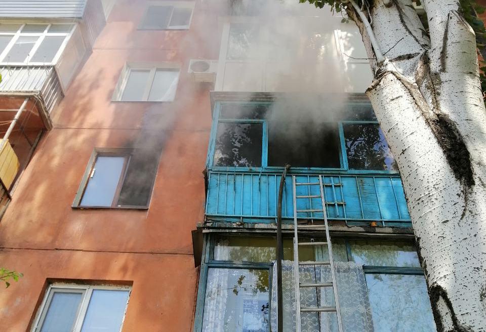 В Запорожье на Космосе загорелась пятиэтажка: жильцов экстренно эвакуировали (ФОТО)