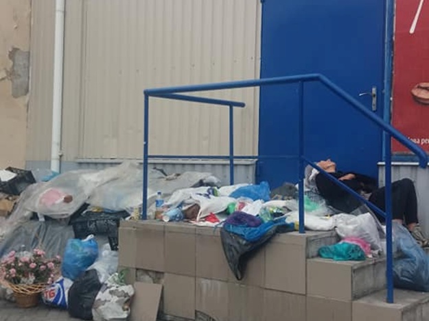 В Запорожье бродяги оккупировали магазин АТБ (ФОТО)