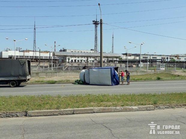 В Запорожье на набережной опрокинулся груженый ГАЗ: опубликованы ФОТО