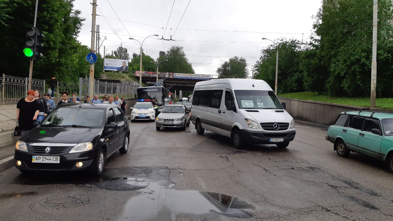В Запорожье на выезде с Космоса произошло тройное ДТП при участии маршрутки (ФОТО)