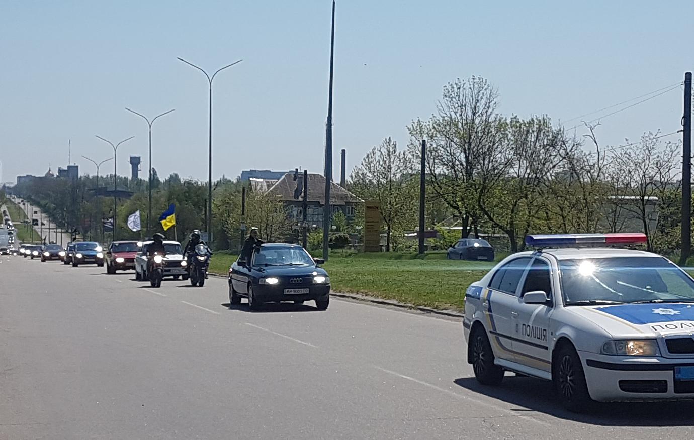 В Запорожской области заметили колонну автомобилей в сопровождении полицейских (ФОТО)