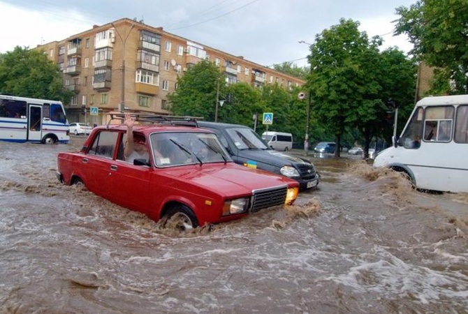 В Запорожье сильный дождь смыл номера с нескольких машин (ФОТОФАКТ)
