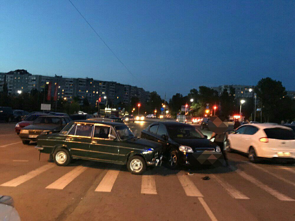 В Запорожье на парковке возле гипермаркета не разминулись легковушки (ФОТО)